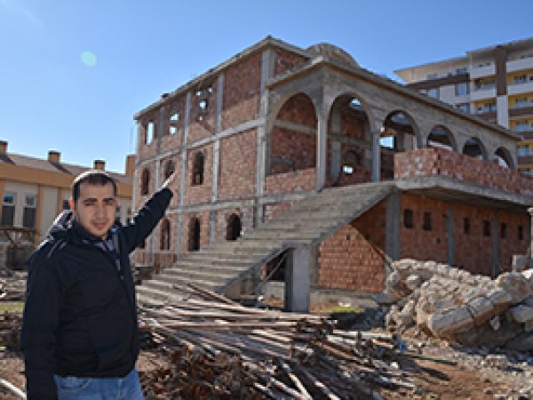 Kozluk'ta yarım kalan cami yardım bekliyor