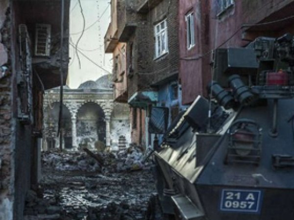 Sur'da Polise roketatarlı saldırı: 4 yaralı