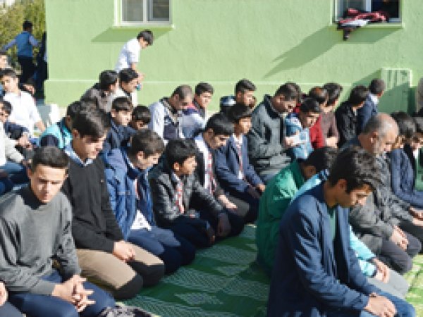 Hilvanlı öğrencilerin cami sıkıntısı