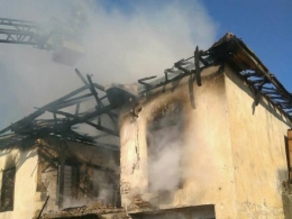 Tarsus'ta iki katlı ev yandı