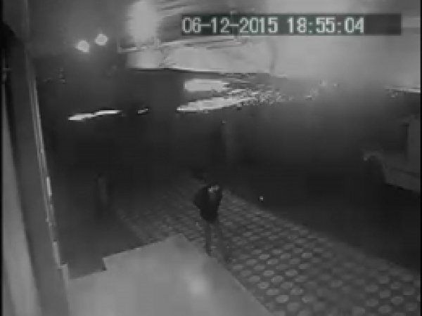 Polis bir eve gaz bombası atarken görüntülendi