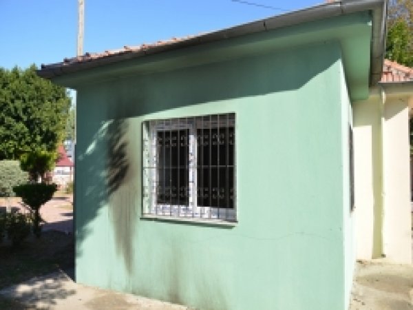 Tarsus'ta muhtarlık binası ikince defa yakıldı