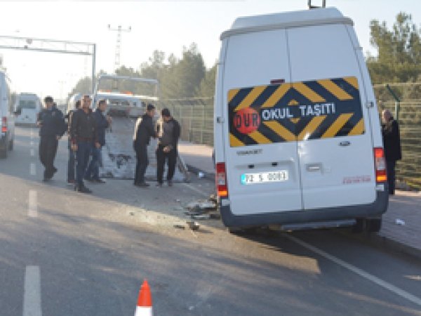 Öğrenci servisi kamyonla çarpıştı: 11 yaralı