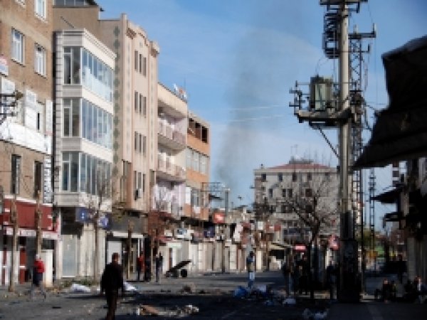 PKK'nin fırlattığı roket 3 iş yerini tahrip etti