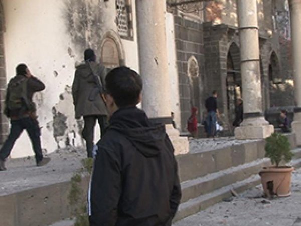 Halkın terk ettiği ilçe silahlı PKK'lilere kaldı
