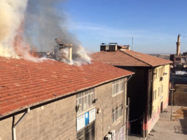 Sur'da 4 okul yakıldı