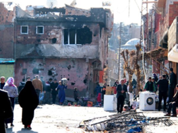 Çatışmalar Sur'da hayatı bitirdi