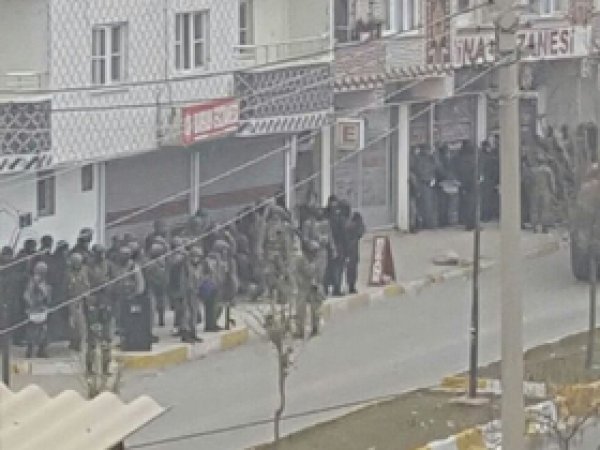 Cizre'de askerler evlerde arama yapıyor 