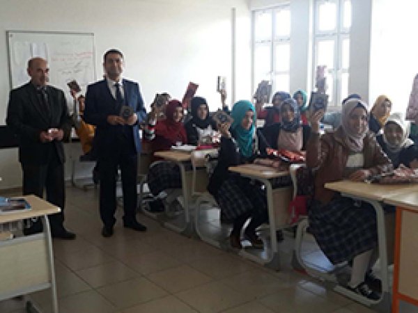 Hayırsever vatandaşlar Kur'an-ı Kerim dağıttı