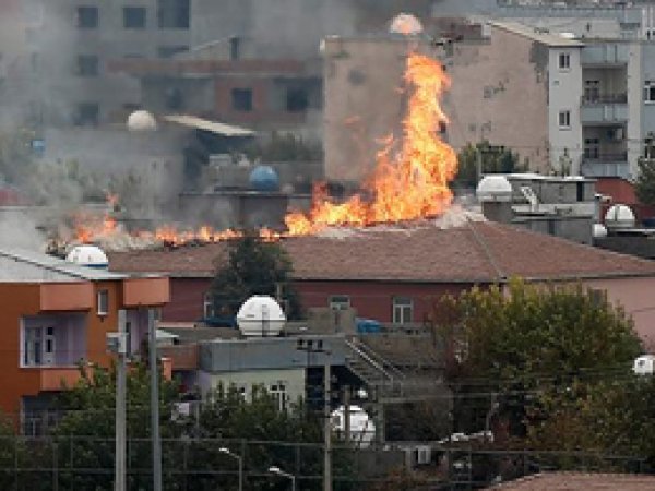 PKK Cizre'de iki okulun çatısını ateşe verdi