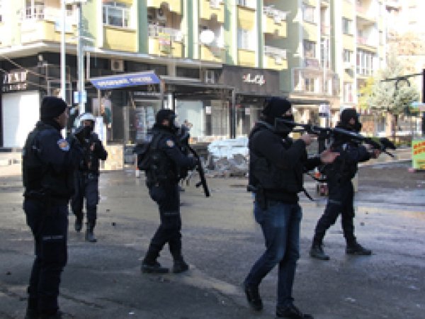 Diyarbakır'da polis aracına saldırı: 1 yaralı