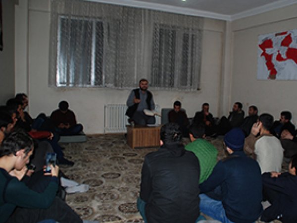 'Müslümanlar, taklitçilikten kaçınmalı'