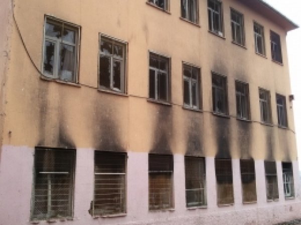 Diyarbakır'da PKK'liler okulu ateşe verdi