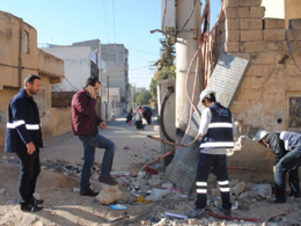 Nusaybin'de elektrik hatları onarılıyor  