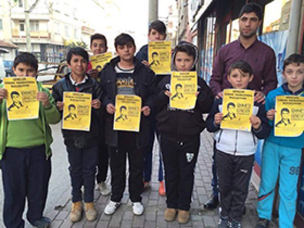Yasin Börü afişleriyle Namaza davet etti