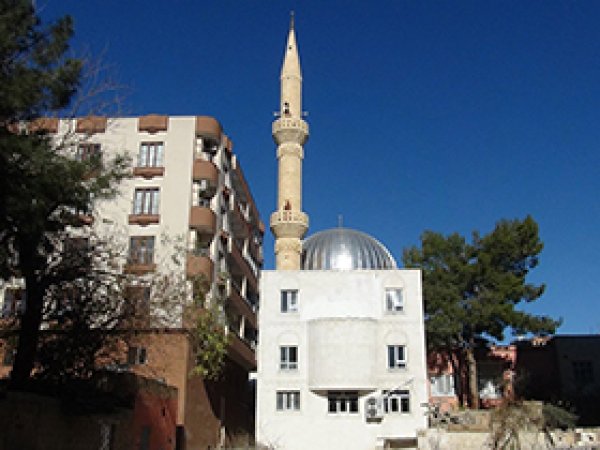 Minaresi içeride kalan cami ibadete açıldı