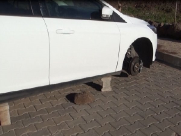 Hırsızlar park halindeki araçlara dadandı