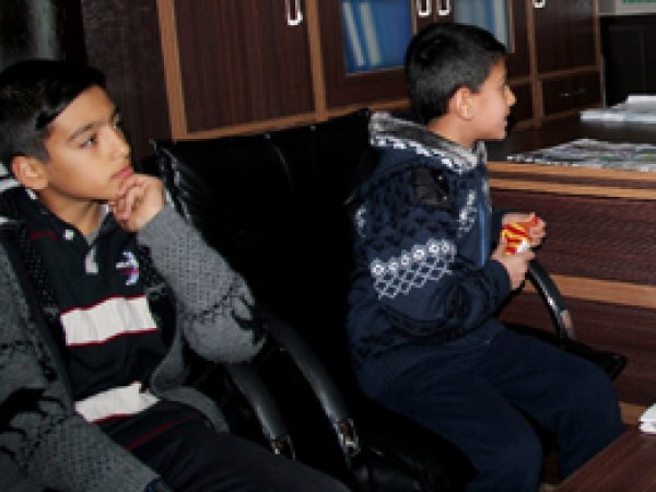 Öğrenciler siyer sınavı için kayıt yapıyor