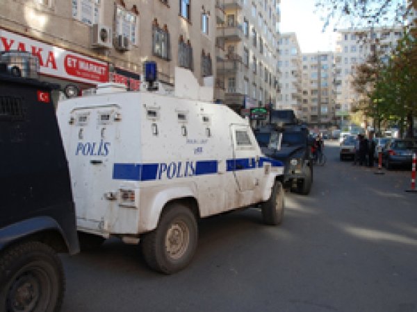 Çatışmalardan uzak binaya roket isabet etti