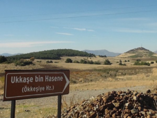 Hz. Ukkaşe ziyaretçilerini ağırlıyor