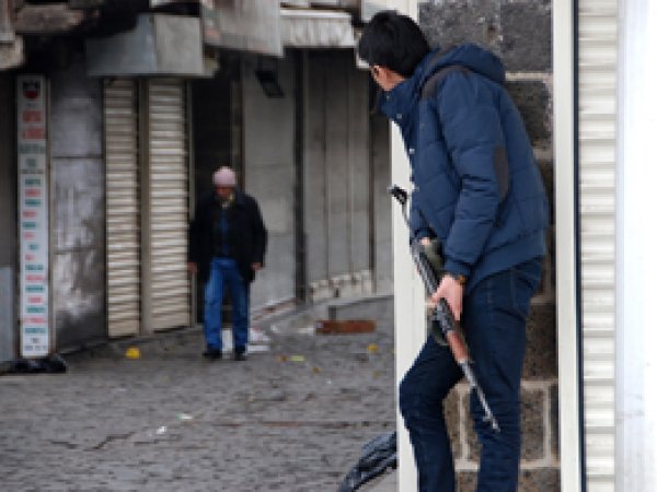 Sur'da 3 polis, 2 asker yaralandı