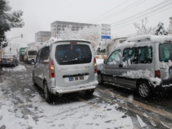 Kar yağışı beraberinde kaza getirdi