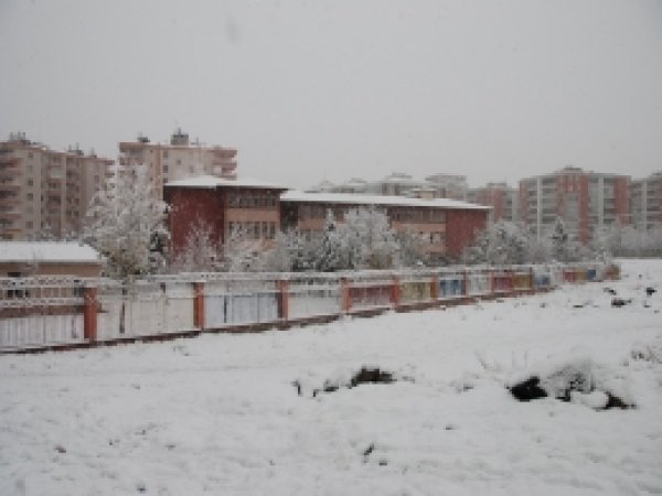 Diyarbakır'da eğitime kar engeli