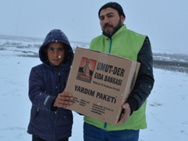 Naylon çadırda yaşam mücadelesi veriyorlar