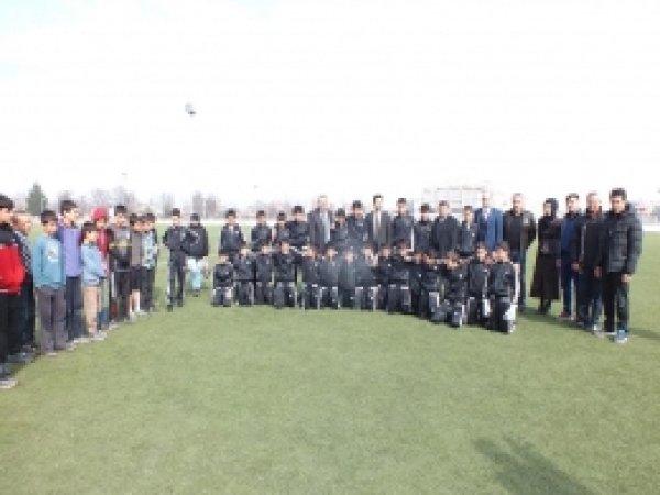 100 Sokak çocuğuna malzeme yardımı
