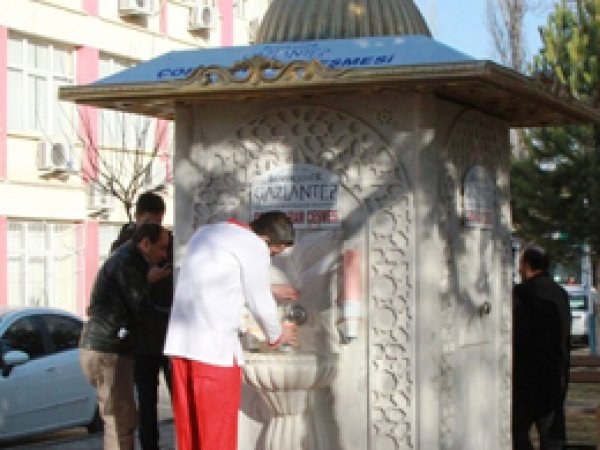 Hastane çeşmesinden sıcak çorba akıyor