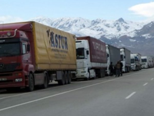 İran sınırında 10 kilometrelik TIR kuyruğu