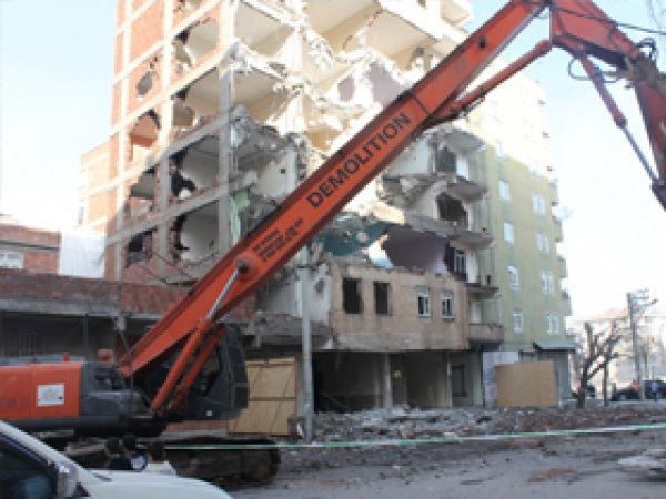 Kolonları patlayan apartman yıkıldı