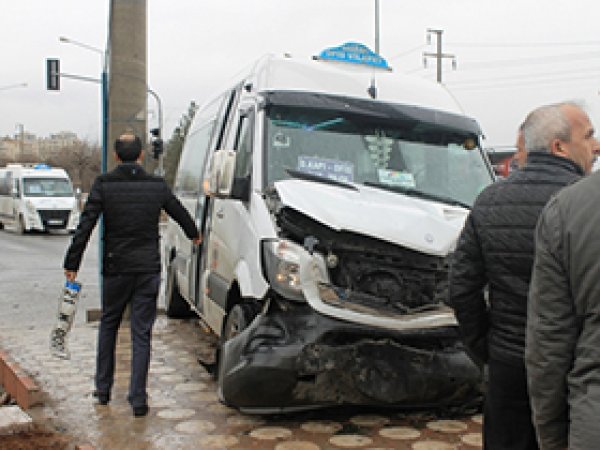 Yolcu minibüsü kaza yaptı: 2 yaralı