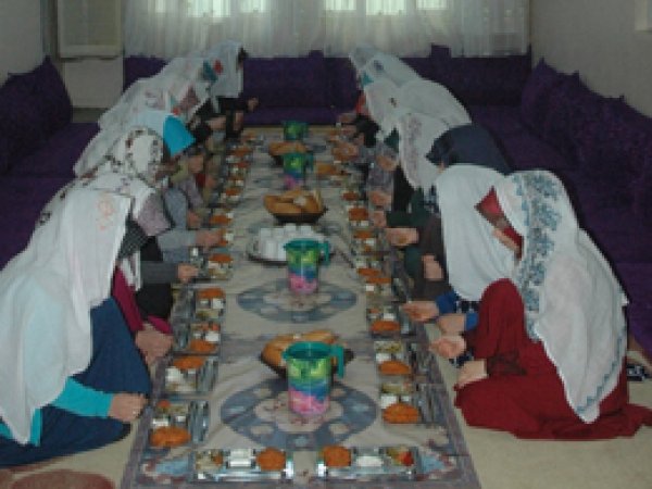 İHO Ebrar'dan Medrese öğrencilerine yardım