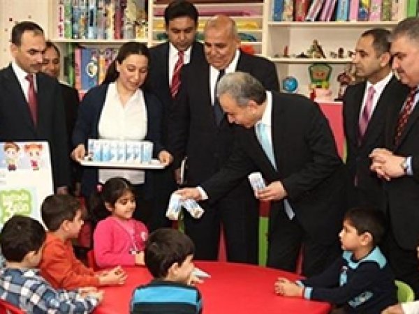 Adana Valisi okullarda süt dağıttı