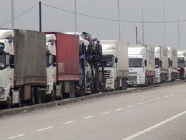 Gürbulak'ta TIR kuyruğu 10 kilometreye ulaştı 