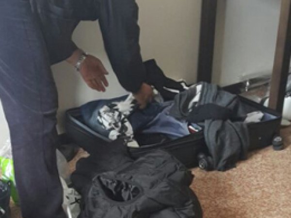 Tuvalette uyuşturucu kullanırken yakalandılar