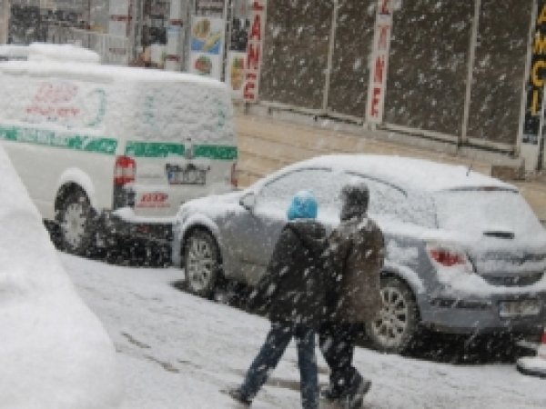 İstanbul'da yoğun kar yağışı yaşamı etkiliyor