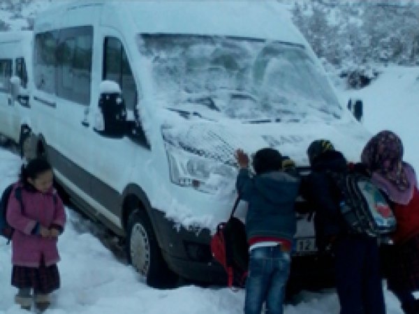 4 kilometrelik karlı yolu yürüyerek okula gidiyorlar