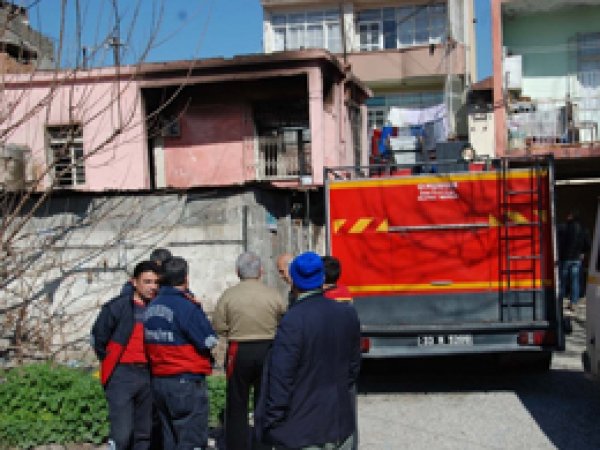 Tarsus'ta bir tamamen yandı