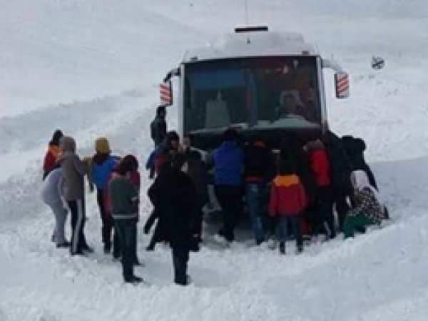 Tipide mahsur kalan 50 öğrenci kurtarıldı