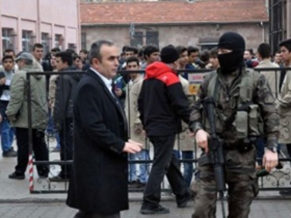 'Üzerimde bomba var' deyip okula daldı