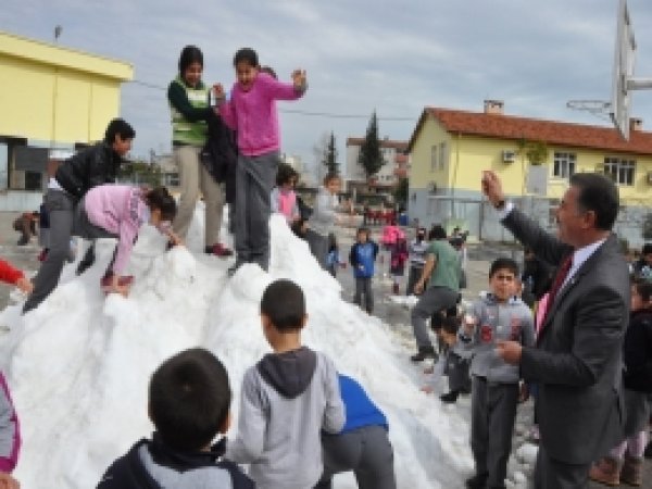 Mersin'de öğrenciler 'sünni' karda eğlendi