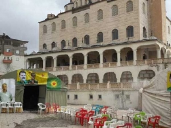 Cami avlusunda siyasi şova halktan tepki