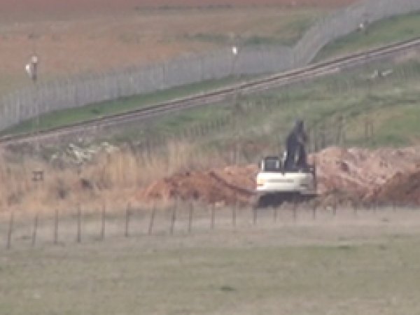 Nusaybin'de Suriye sınırına hendekler kazıldı