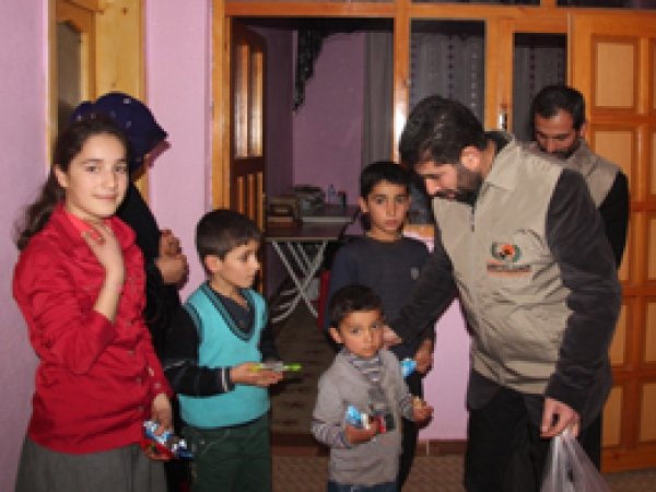 Avrupa Yetim Der'den iki aileye nakdi yardım