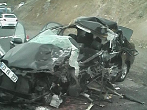 TIR otomobil ile çarpıştı: 1 ölü, 2 yaralı