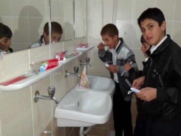 Şırnak'ta öğrencilere diş fırçası dağıtıldı