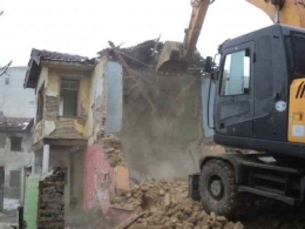 Yıldırım'da metruk binalar yıkılıyor