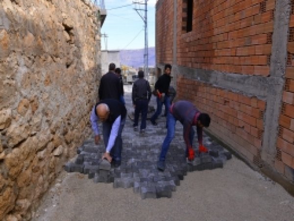 Hasankeyf'in köylerine kilitli parke taşı döşendi
